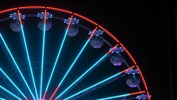 Een Groot Feestelijk Kleurrijk Reuzenrad Nachts Tegen Achtergrond Van Nachtelijke — Stockvideo