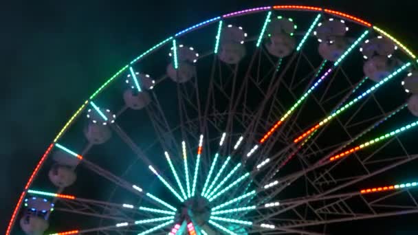 Una Gran Rueda Ferris Colores Festivos Noche Contra Fondo Del — Vídeo de stock