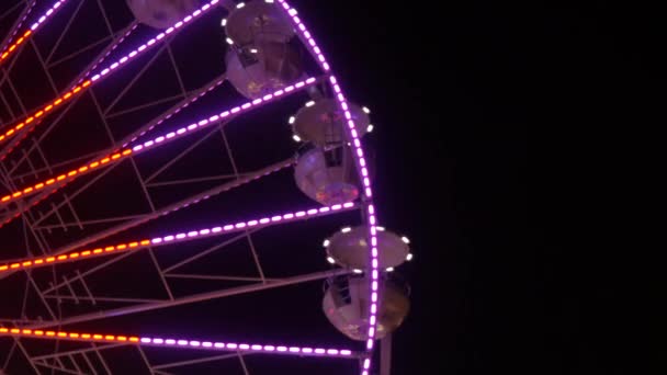 Una Gran Rueda Ferris Colores Festivos Noche Contra Fondo Del — Vídeos de Stock