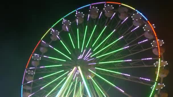 Una Gran Rueda Ferris Colores Festivos Noche Contra Fondo Del — Vídeos de Stock