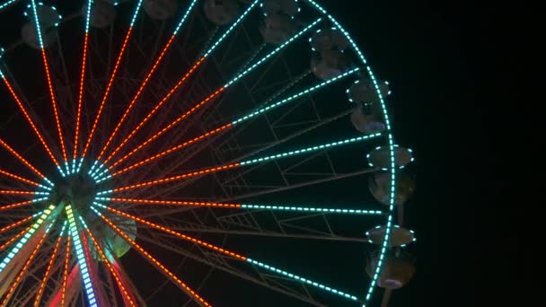 Een Groot Feestelijk Kleurrijk Reuzenrad Nachts Tegen Achtergrond Van Nachtelijke — Stockvideo