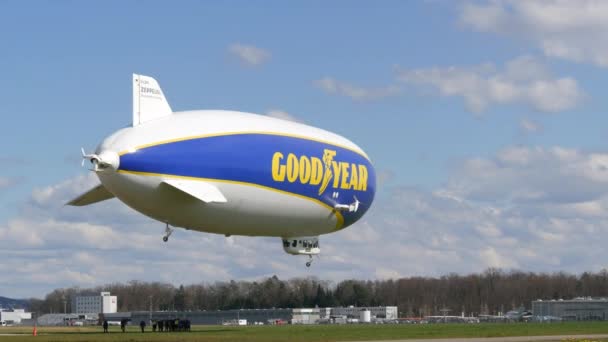 Friedrichshafen Germania Aprile 2023 Moderno Dirigibile Zeppelin Nel Cielo — Video Stock