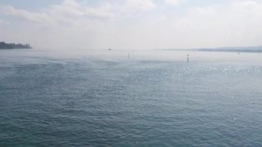 Almanya 'nın Konstanz şehrindeki güzel ve güzel Constance Gölü setten manzaralı. Temiz şeffaf su güneşte parlar..