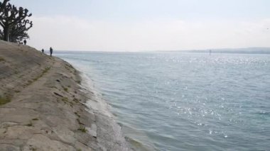 Almanya 'nın Konstanz şehrindeki güzel ve güzel Constance Gölü setten manzaralı. Temiz şeffaf su güneşte parlar..