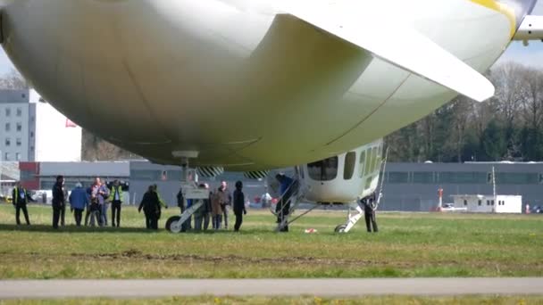 Friedrichshafen Німеччина Квітня 2023 Сучасний Дирижабль Цеппеліна Небі Пасажири Завантажені — стокове відео