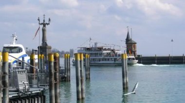Konstanz, Almanya - 9 Nisan 2023: Constance Gölü, Alplerdeki en büyük göl. Bir turist gemisi insanları yürüyüşe çıkarır..