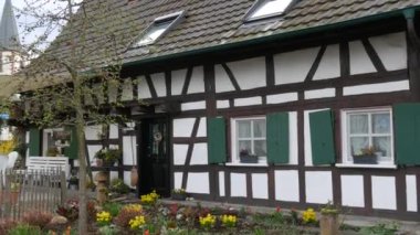 Kehl, Almanya - 19 Mart 2023: Eski güzel yarı keresteli evler.