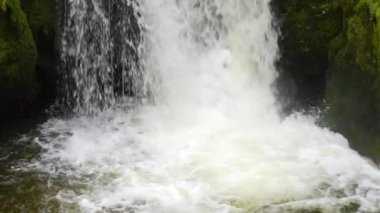 Yavaş çekimde güzel, temiz bir dağ nehri. Bir dağ deresinin gücü ve güzelliği.