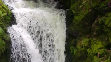 Yavaş çekimde güzel, temiz bir dağ nehri. Bir dağ deresinin gücü ve güzelliği.