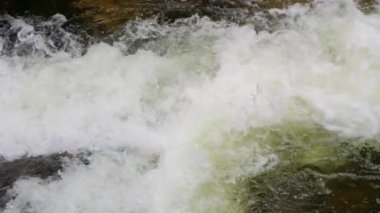 Yavaş çekimde güzel, temiz bir dağ nehri. Bir dağ deresinin gücü ve güzelliği.