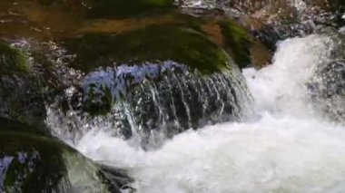 Yavaş çekimde güzel, temiz bir dağ nehri. Bir dağ deresinin gücü ve güzelliği.