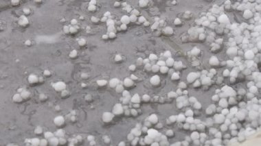 Yağmur damlaları ve dolu yavaş çekimde avluya düşer. Küresel ısınma kavramı.