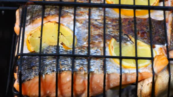 鮭とレモンのグリルが屋外でグリルされています — ストック動画