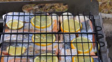 Limonlu ve mantarlı kırmızı somon balığı açık havada ızgara ediliyor..