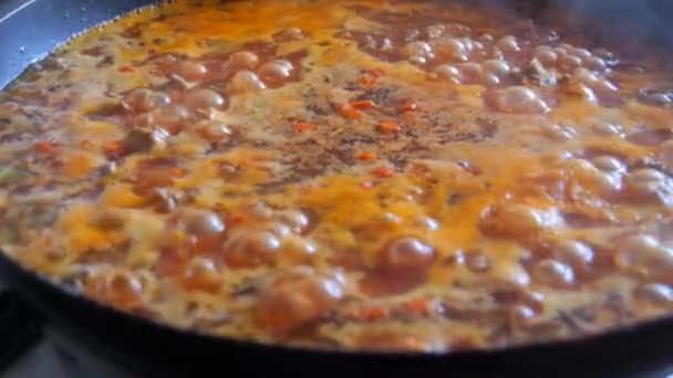 スローモーションで泡と鍋で調理ミンチ肉の心とボロネーゼソース — ストック動画