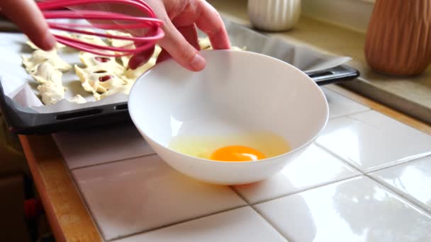 여자들은 실리콘 수염을 달걀을 손으로 휘젓는다 집에서 슬로우 빵만들기 — 비디오