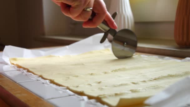 Женская Рука Кухне Разрезает Готовое Тесто Выпечки Специальным Круглым Ножом — стоковое видео