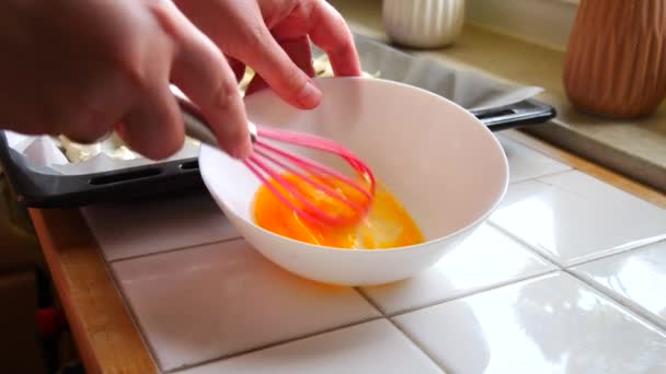 一个女人的手用一种特殊的硅胶搅拌鸡蛋 制作慢动作自制面包 — 图库视频影像
