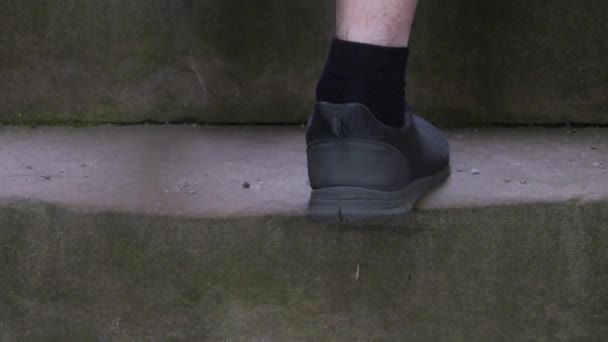 城のスローモーションで古い踏みつけ石の階段で人間の足が立ち上がる — ストック動画