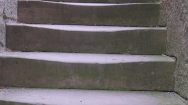 Kalede eski, çiğnenmiş taş merdivenler..