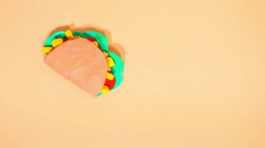 Plasticine stop motion animasyon. Komik komedi cümlesi, tako 'nun plasticine taco' nun arka planında senin hakkında bir şeyler söylemesini sağlıyor. Claymotion.