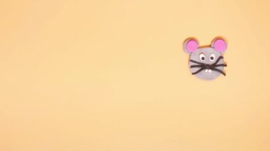 Plasticine stop motion animasyon. Komik komik cümlenin arka planında fare suratlı bir fare günü vardır. Claymotion.