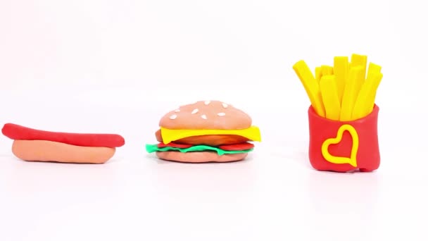 プラスチック製ストップモーションアニメーション フライドポテト ハンバーガー ホットドッグは健康的なニンジン キャベツ トウモロコシに変わります 健康的で不健康な食べ物を選ぶという概念 — ストック動画