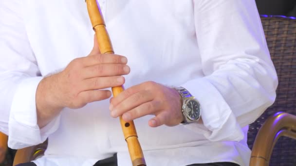 Vista Perto Homem Tocando Uma Flauta Madeira — Vídeo de Stock