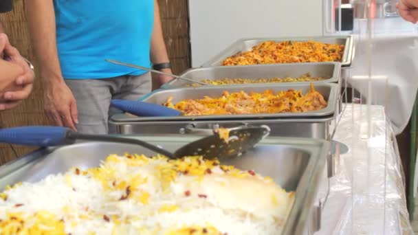 Τεράστια Πιάτα Ρύζι Πιλάφι Στον Πάγκο Του Φεστιβάλ Street Food — Αρχείο Βίντεο