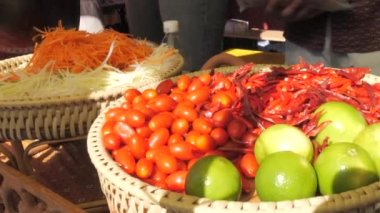 Asya yemek tezgahı. Bir sürü lahana, havuç, domates, meze olarak da limon. Sokak yiyecekleri.