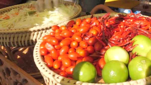 Puesto Comida Asiática Mucha Col Zanahorias Tomates Lima Como Guarnición — Vídeos de Stock