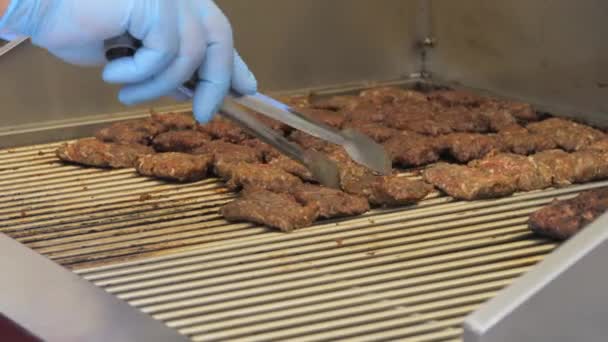 Μάγειρας Ετοιμάζει Κοτολέτες Κρέατος Μια Μεγάλη Σχάρα Γκρο Πλαν Άποψη — Αρχείο Βίντεο