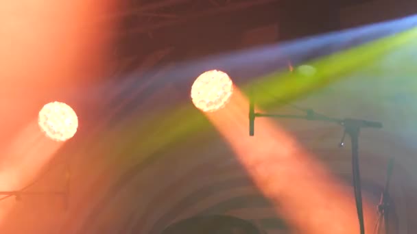 ステージ上の煙の中でコンサート 多色のランプで軽音楽 — ストック動画