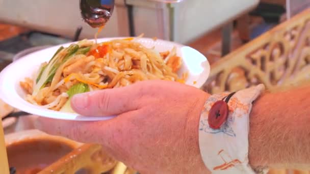 Comida Callejera Una Gran Porción Fideos Tailandeses Plato Hombre Verter — Vídeo de stock