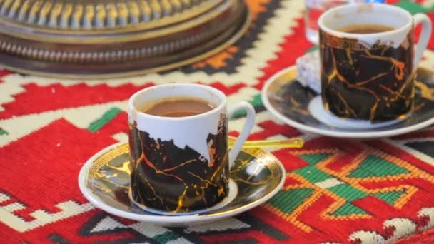 Yazın Bir Sokak Kafesinin Masasında Küçük Bardaklarda Türk Kahvesi — Stok video