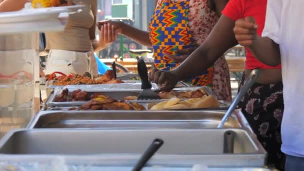 Stand Mâncare Africană Tăvi Mari Cumpărători Vânzători Sunt Apropiere Street — Videoclip de stoc