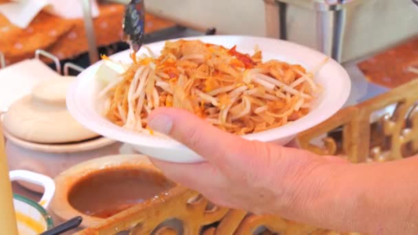 Comida Callejera Una Gran Porción Fideos Tailandeses Plato Hombre Verter — Vídeos de Stock