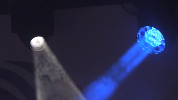 Világos Zene Egy Koncerten Sokszínű Lámpák Füstölgő Színpadon — Stock videók