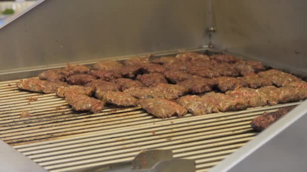 Bucătarul Pregătește Tăieturi Carne Vedere Aproape Grătar — Videoclip de stoc