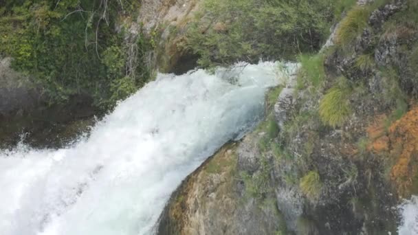 Grande Flusso Acqua Cascate Del Reno Rallentatore Onde Infrangono Contro — Video Stock