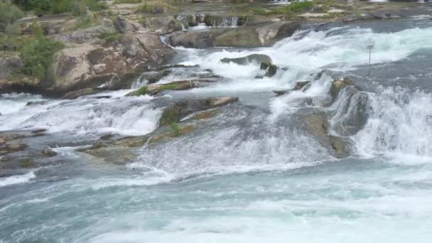 Большой Поток Воды Рейн Фоллс Замедленной Съемке Волны Бьются Скалы — стоковое видео