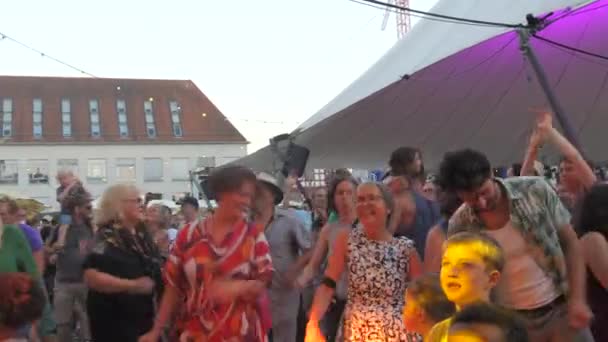 德国奥芬堡 2023年6月 人们在一个夏夜的音乐会上跳舞和玩乐 — 图库视频影像
