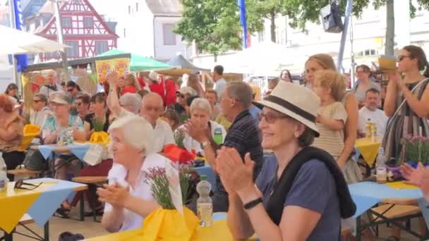 ドイツ オフェンブルク 2023年6月 人々は屋外でリラックスし カクテルを飲み 食べて 笑顔で暖かい夏の日に手をクラップします — ストック動画
