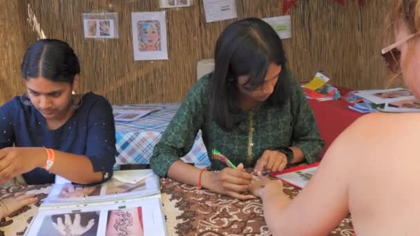 Offenburg Γερμανία Ιούνιος 2023 Ινδικές Κοπέλες Ζωγραφίζουν Χέννα Στα Χέρια — Αρχείο Βίντεο