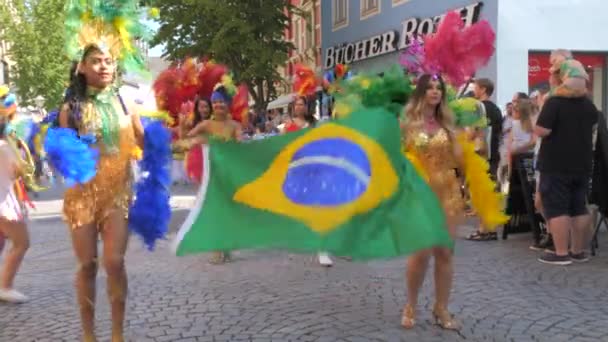 Offenburg Juni 2023 Faschingszug Schöner Mädchen Bunten Brasilianischen Kostümen Zieht — Stockvideo