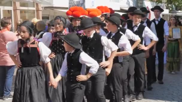 Offenburg Γερμανία Ιούνιος 2023 Αποκριάτικη Πομπή Παιδιών Εθνικές Μαύρες Στολές — Αρχείο Βίντεο