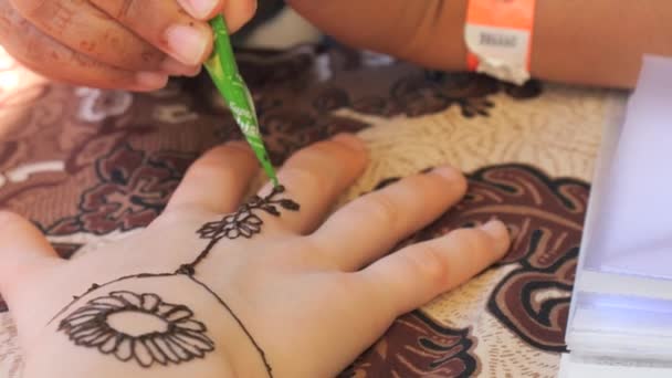 hennainspire #mehendibyfauziya #hennalookbook #henna #mehendi design  #mehendiart #explorepage✨ #trending #viral #video #love #instagood… |  Instagram