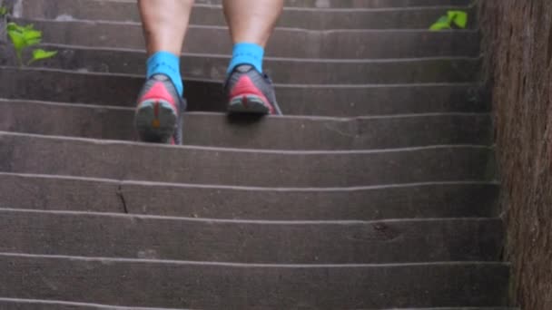 Nsan Bacakları Ağır Çekimde Eski Çiğnenmiş Taş Merdivenlerde Yükselir — Stok video