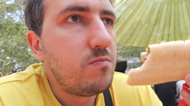 Anak Muda Yang Duduk Meja Makan Hot Dog Alam Luar — Stok Video