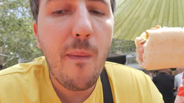 Anak Muda Yang Duduk Meja Makan Hot Dog Alam Luar — Stok Video
